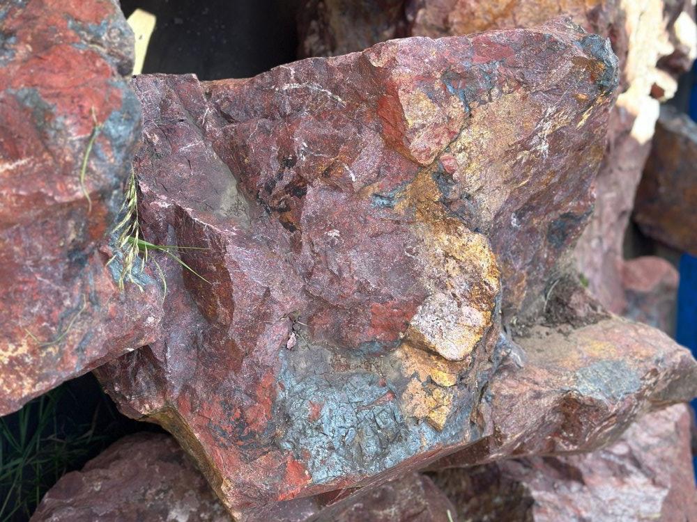 Камни для ландшафтного дизайна красно-фиолетовые 10-60 килограмм купить в Набережных Челнах