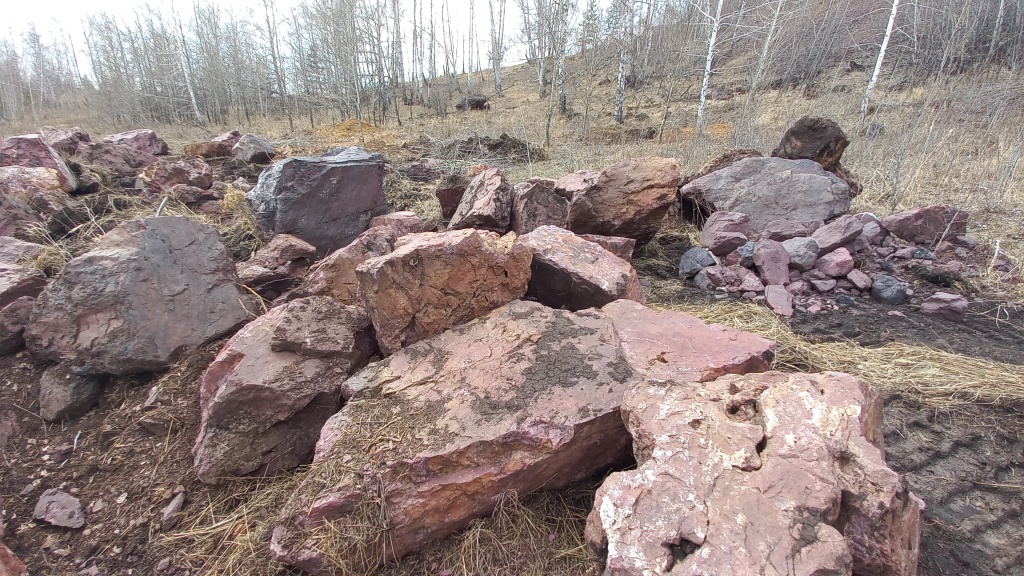 ландшафтные валуны красные
