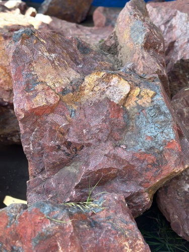 Камни для ландшафтного дизайна красно-фиолетовые 10-60 килограмм купить в Набережных Челнах