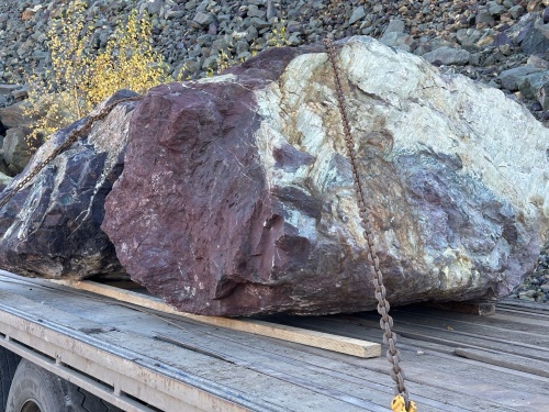 Огромные красно-фиолетовые валуны для ландшафтного дизайна весом более 5 тонн купить в Набережных Челнах
