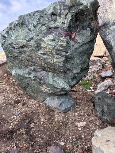 Гигантские зелёные валуны для ландшафтного дизайна весом более 5 тонн купить в Набережных Челнах