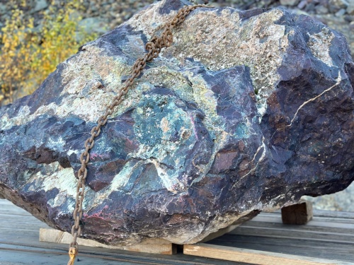 Огромные красно-фиолетовые валуны для ландшафтного дизайна весом более 5 тонн купить в Набережных Челнах