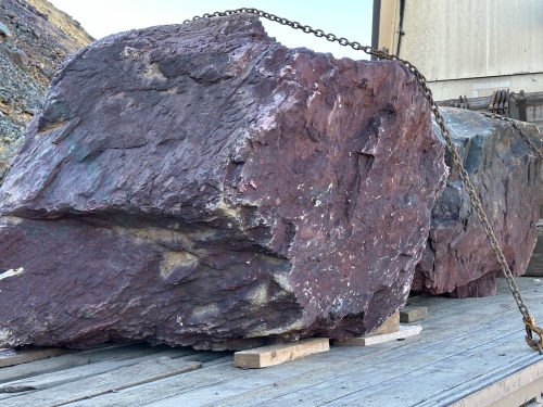Огромные красно-фиолетовые валуны для ландшафтного дизайна весом более 5 тонн купить в Набережных Челнах