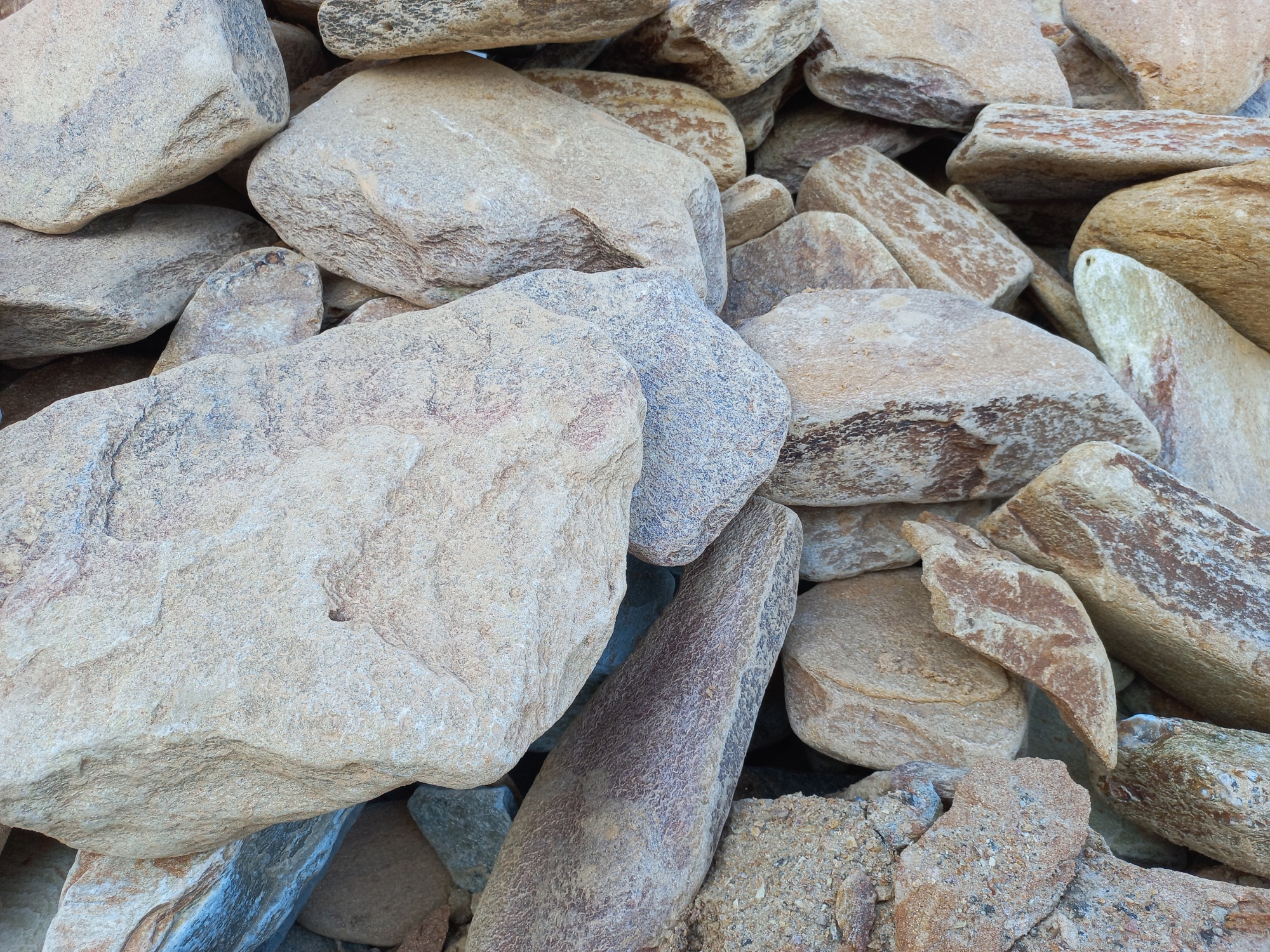 Златолит жёлтый, жёлто-зелёный глыбки и валуны для ланшафтного дизайна купить в Набережных Челнах