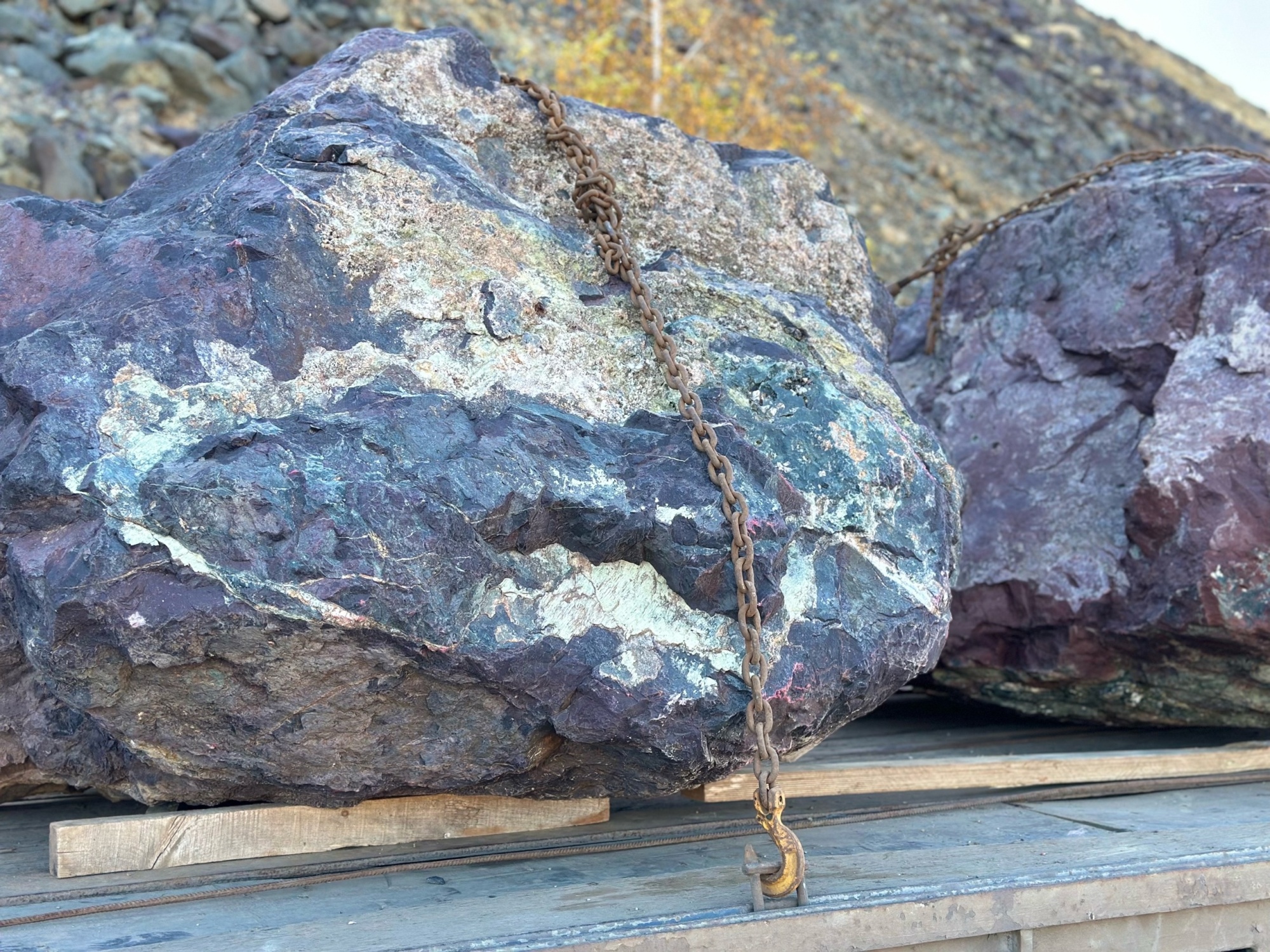 Огромные красно-фиолетовые валуны для ландшафтного дизайна весом более 5 тонн купить в Набережных Челнах